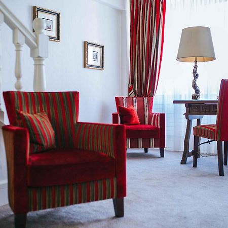 Hotel De La Cigogne Geneva Ruang foto A room at the hotel