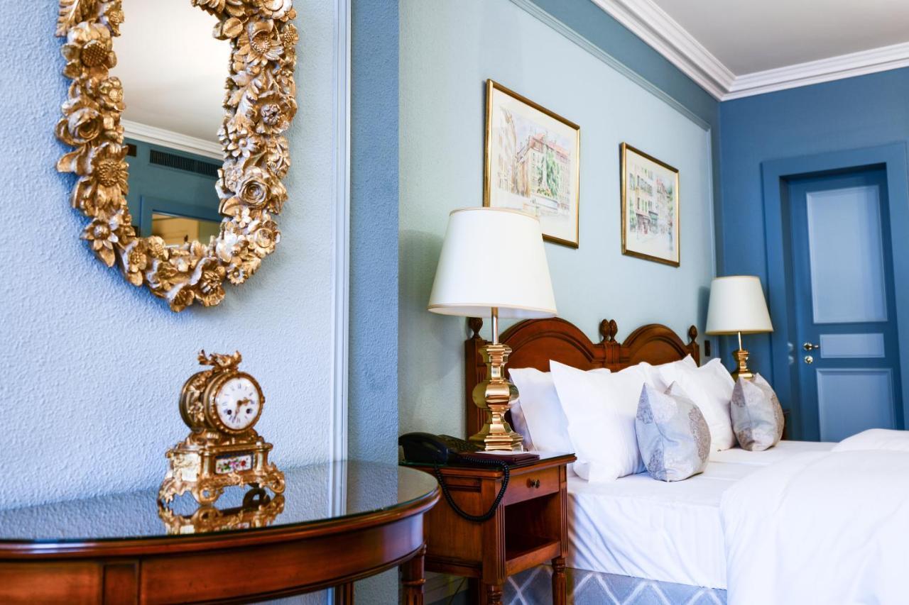 Hotel De La Cigogne Geneva Bagian luar foto A bedroom at the hotel