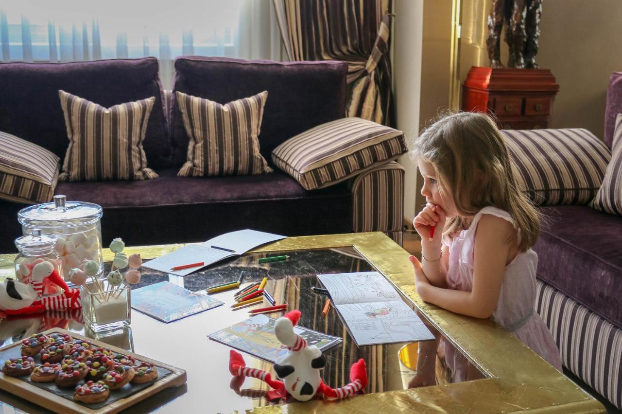 Hotel De La Cigogne Geneva Bagian luar foto A child studying at home