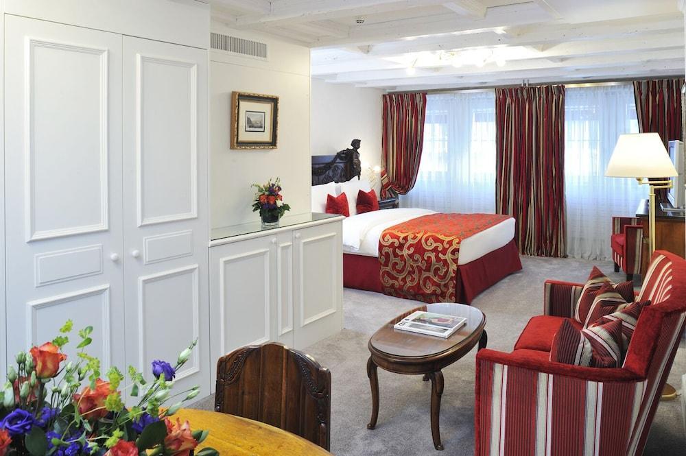Hotel De La Cigogne Geneva Bagian luar foto A suite at the Hotel de Crillon