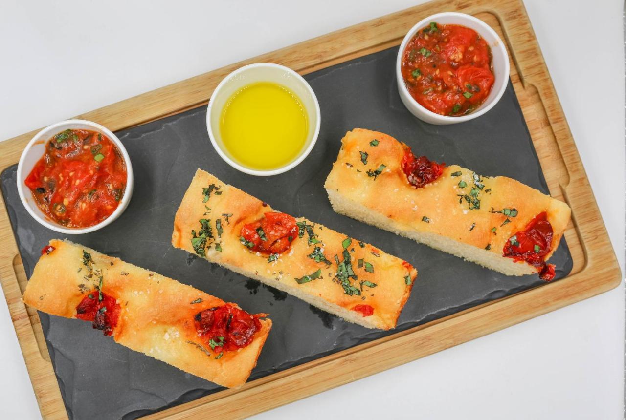 Hotel De La Cigogne Geneva Bagian luar foto Focaccia with olive oil and tomato
