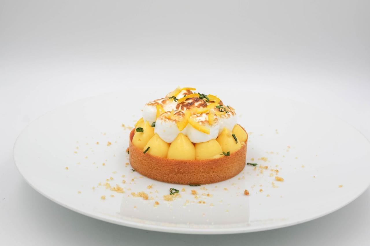 Hotel De La Cigogne Geneva Bagian luar foto A lemon tart