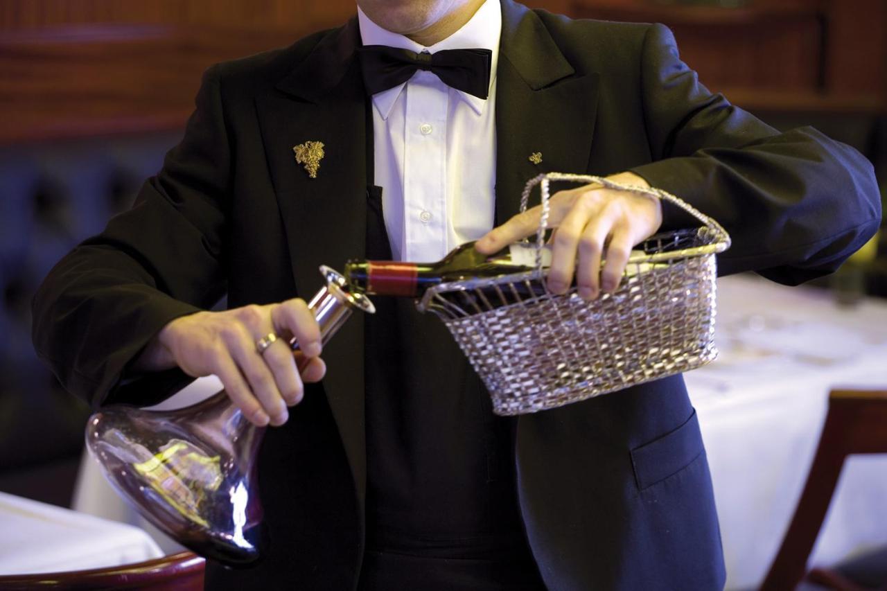 Hotel De La Cigogne Geneva Bagian luar foto A sommelier serving wine