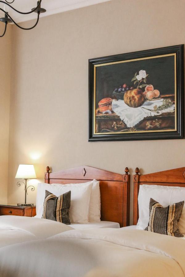 Hotel De La Cigogne Geneva Bagian luar foto A room at the hotel