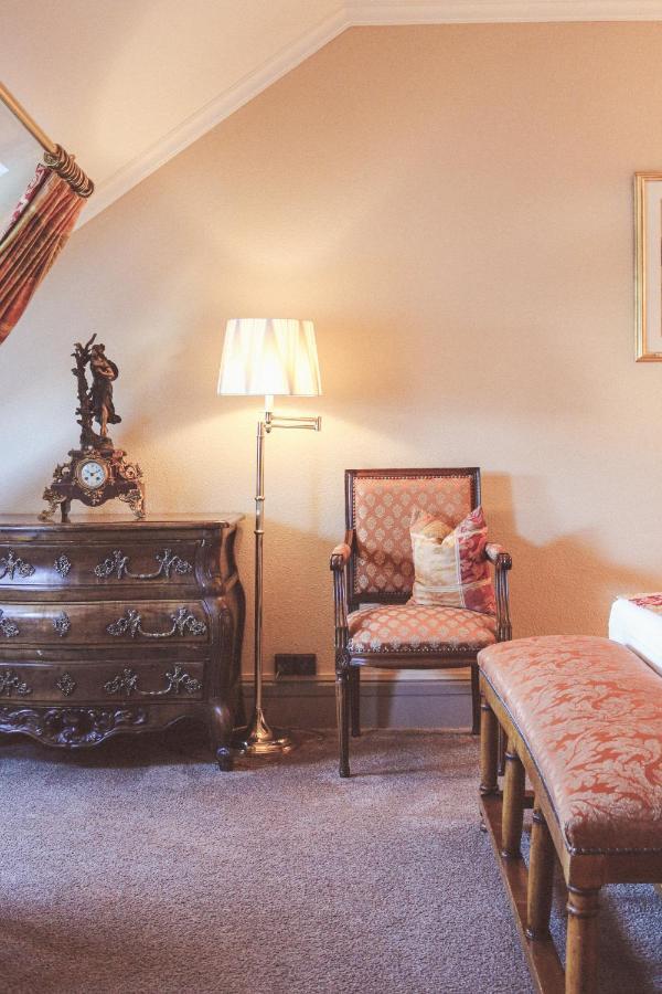 Hotel De La Cigogne Geneva Bagian luar foto A floor lamp