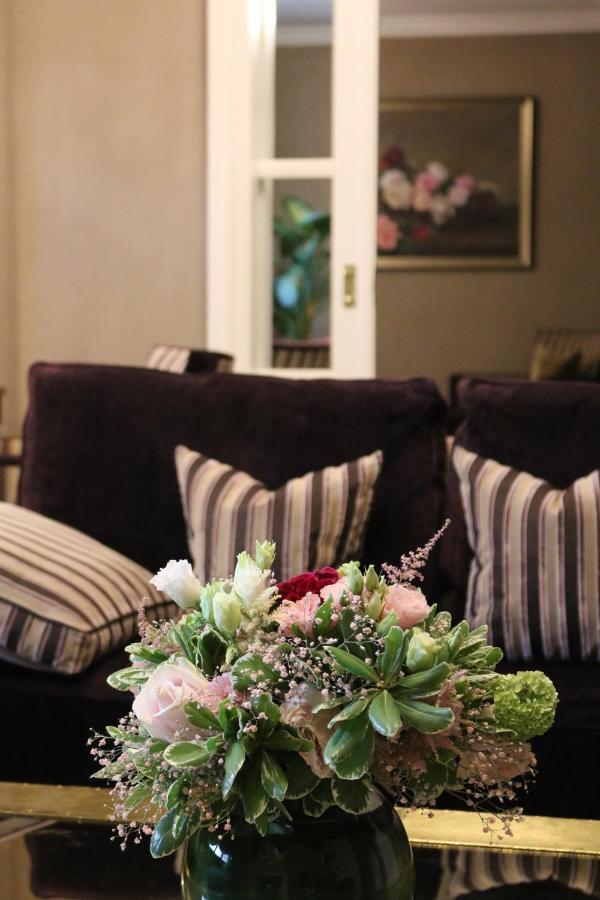 Hotel De La Cigogne Geneva Bagian luar foto A bouquet of flowers