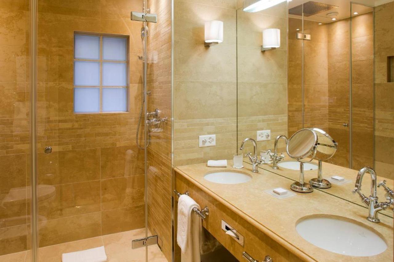 Hotel De La Cigogne Geneva Bagian luar foto Bathroom