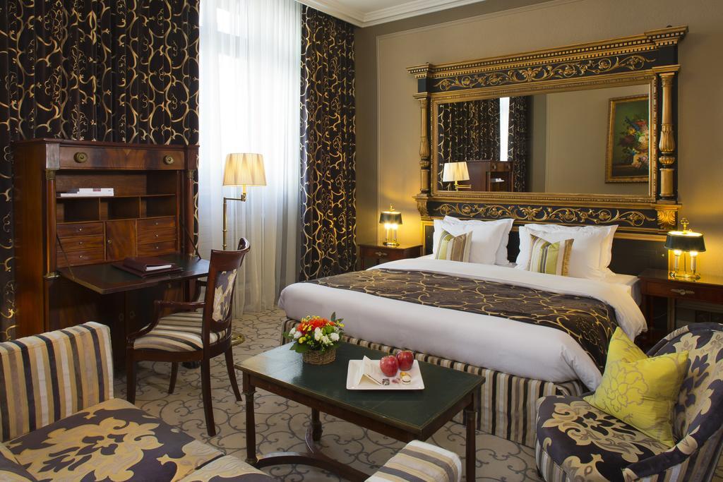 Hotel De La Cigogne Geneva Bagian luar foto A room at the hotel