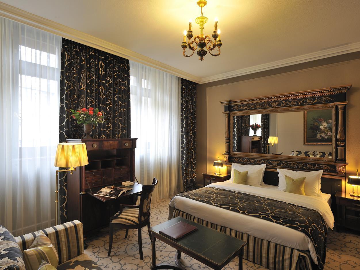 Hotel De La Cigogne Geneva Bagian luar foto A room at the hotel