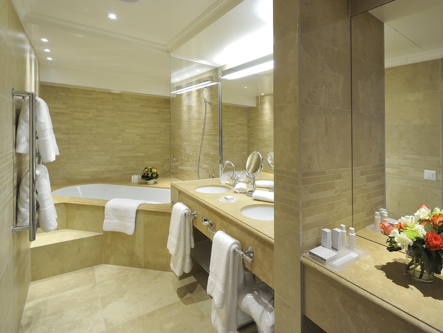 Hotel De La Cigogne Geneva Bagian luar foto Bathroom