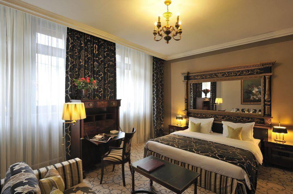 Hotel De La Cigogne Geneva Bagian luar foto A room at the hotel