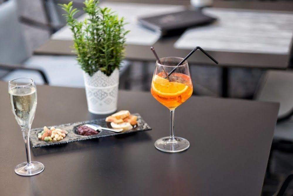 Hotel De La Cigogne Geneva Bagian luar foto A glass of Aperol Spritz