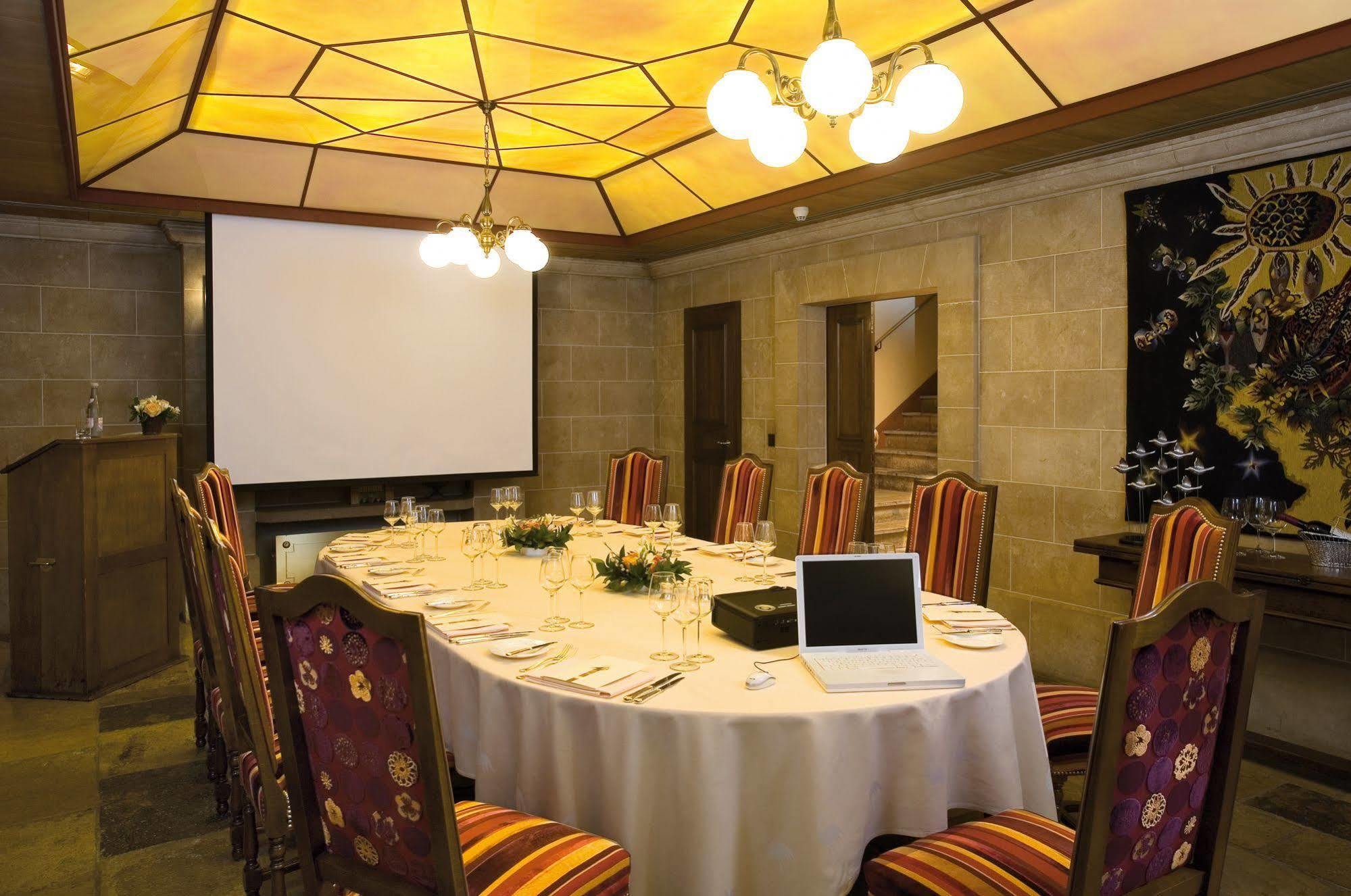 Hotel De La Cigogne Geneva Bagian luar foto The interior of the restaurant