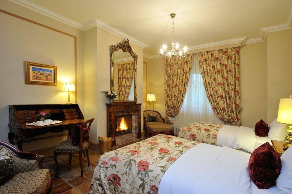 Hotel De La Cigogne Geneva Bagian luar foto A room at the hotel