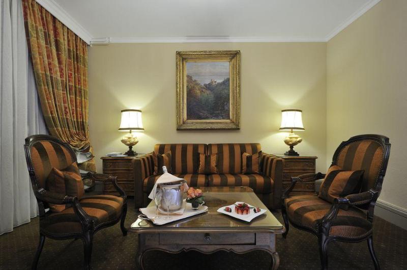Hotel De La Cigogne Geneva Bagian luar foto A living room at the hotel